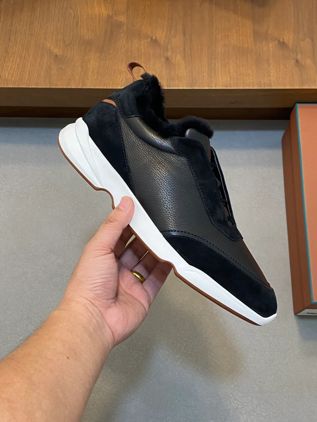 💰840 Winter LoroPiana WeekendWalk men's wool warm sneakers! Specially designed wool warm shoes for men! This WeekEndWalkEvo casual shoe reinterprets the WeekEnd casual shoe with a design that combines the characteristics of running shoes and walking shoes. An improved version of the classic shoe style in the autumn/winter series, the shoe body is made of fleece cotton blend with a slight elasticity to ensure that the upper part of the shoe is covered and fitted. The narrow silhouette in the middle and the warmth of the integrated fur lining make the shoes comfortable and practical to wear. The shoe details, combined with the lightweight rubber sole with ridged edges, add a sporty feel to the shoe. Kummel rubber sole with stitching and ultra-light technical material sole: This design structure helps distribute weight properly and improve shock absorption. Raised edges on the sole ensure traction and stability during walking. Body: 97% cotton, 3% spandex lining. Wool sole rubber! Size: 39/40/41/42/43/44 (45.46 customized) standard leather shoe size original box package